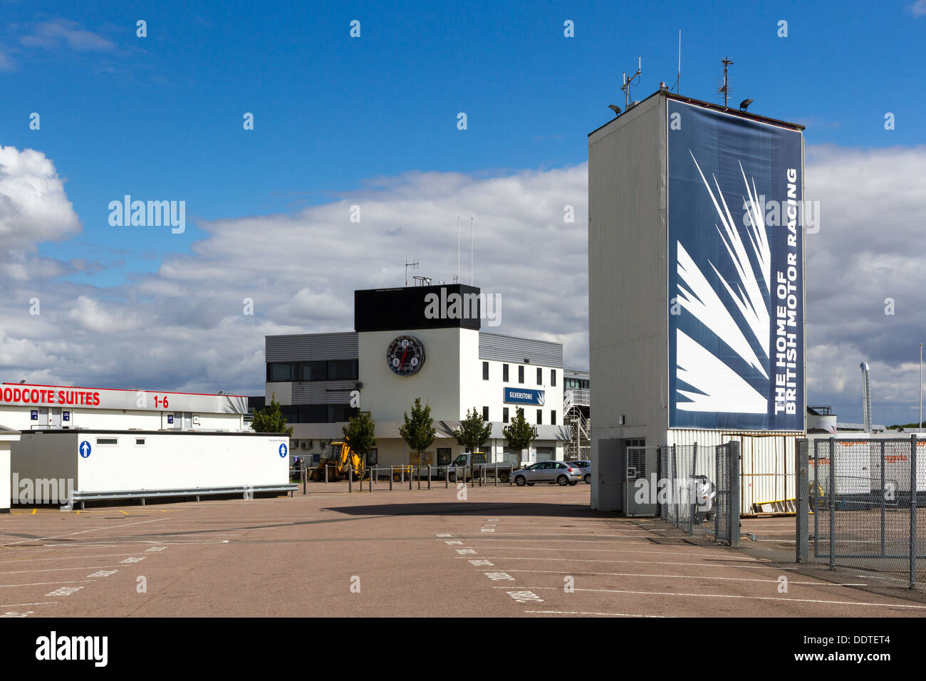La gara di vecchio edificio di comando presso il circuito di Silverstone. Inghilterra Foto Stock