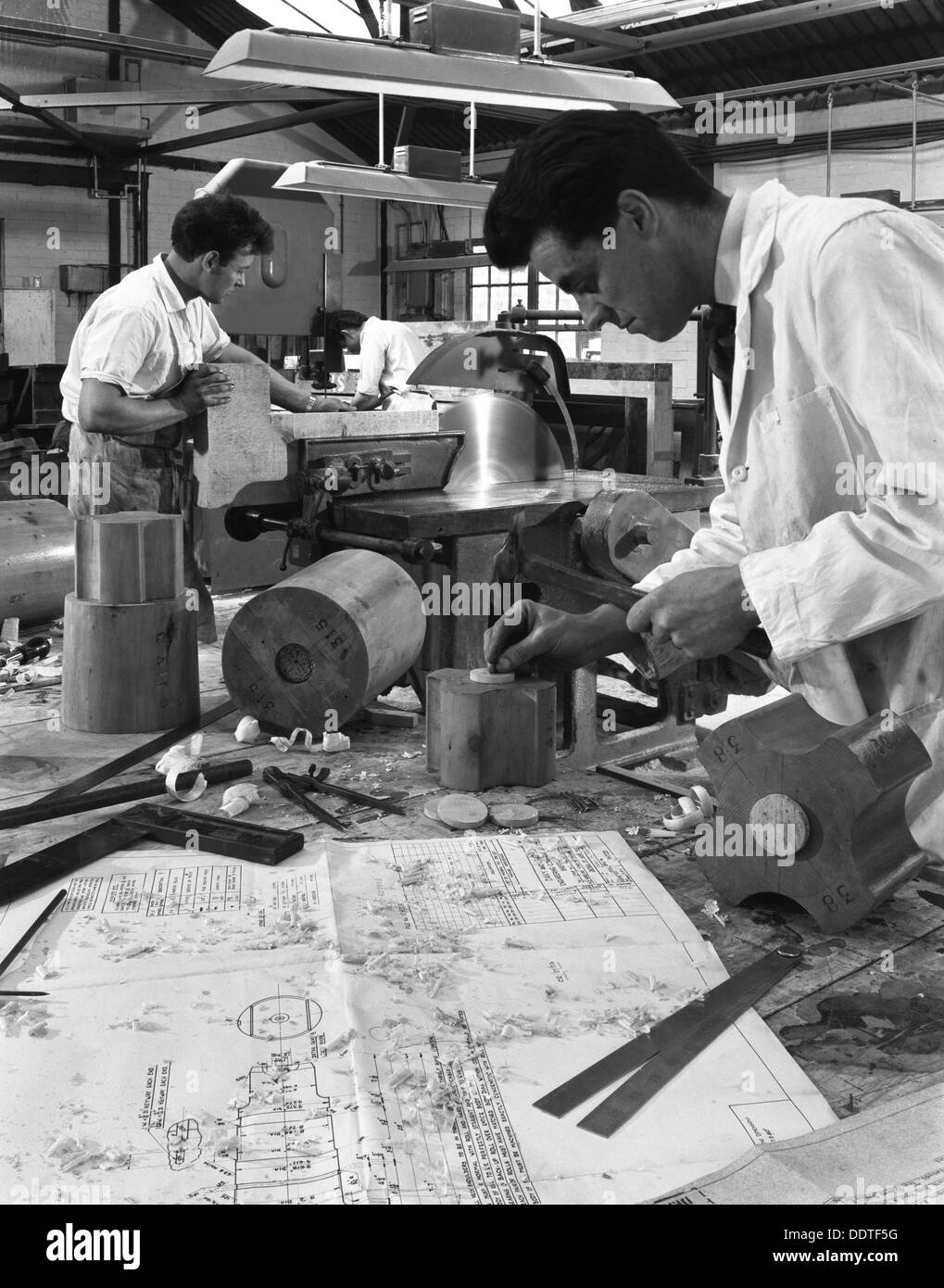 La costruzione del modello per un stampo in acciaio, Wombwell Fonderia, South Yorkshire, 1963. Artista: Michael Walters Foto Stock