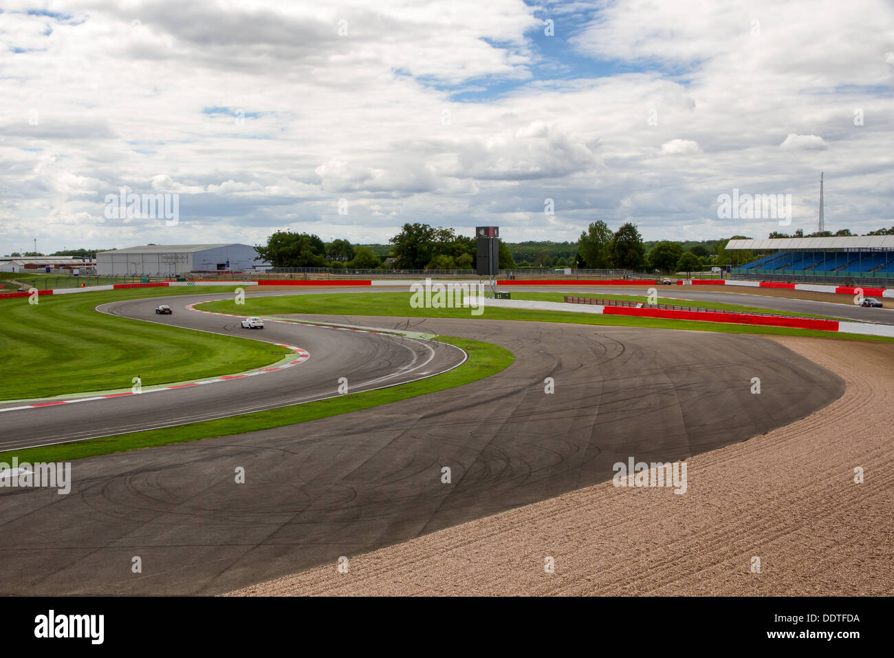 Brooklands, Luffield e Woodcote angoli dal tetto del BRDC presso il circuito di Silverstone. Foto Stock