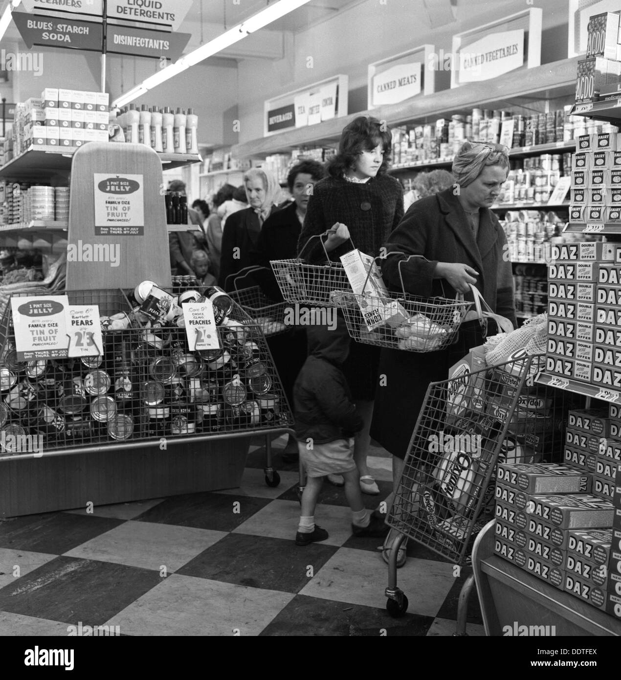 Apertura di Brough il supermercato, Thurnscoe, South Yorkshire, 1963. Artista: Michael Walters Foto Stock