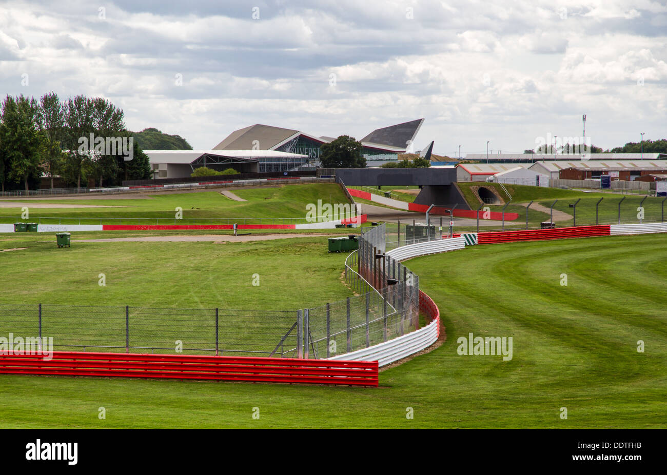 Guardando verso il parafango paddock e pit complesso presso il circuito di Silverstone Foto Stock