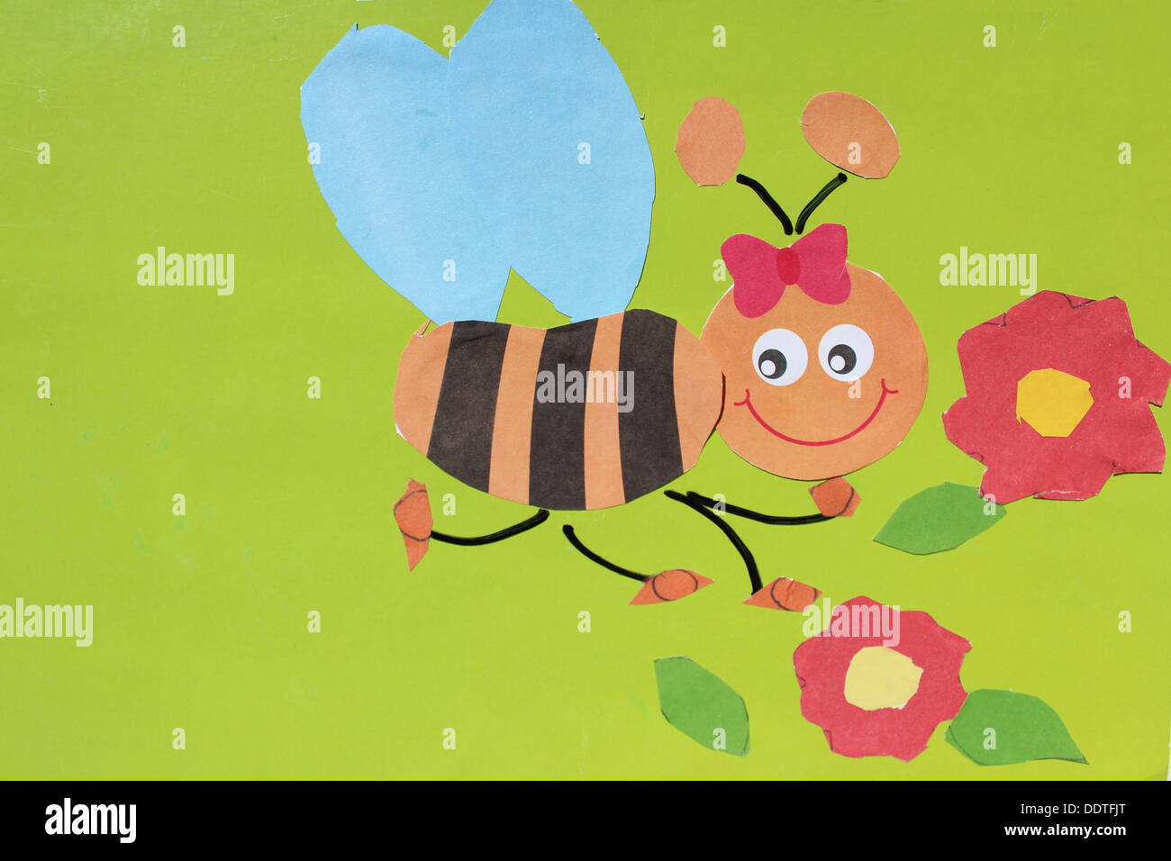 Toy bee fatte dai bambini con le mani in mano da carta colorata Foto Stock