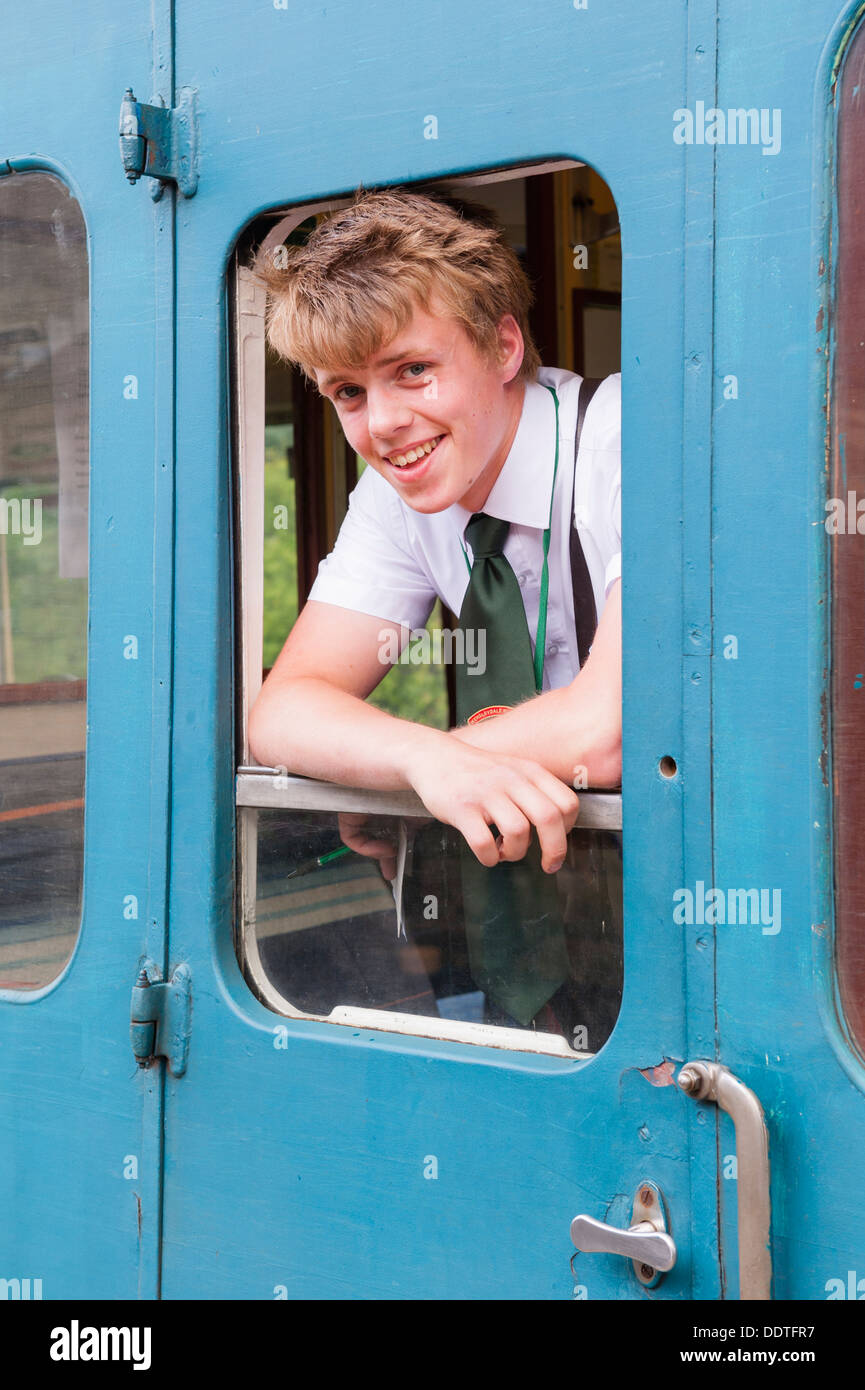 Un operaio ferroviario sul treno sul Wensleydale Railway in Leyburn , North Yorkshire, Inghilterra, Regno Unito Foto Stock