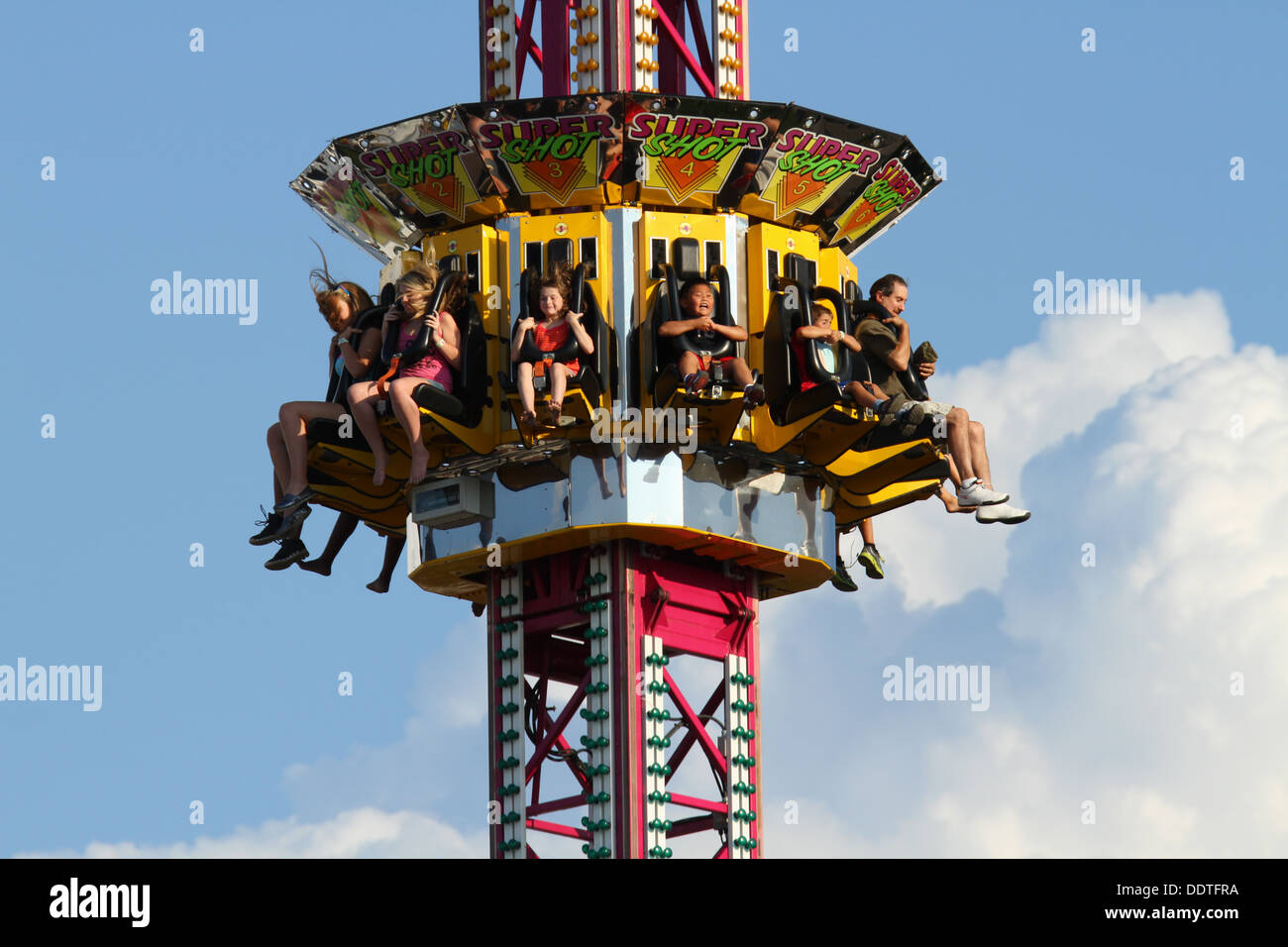 In sella ad una corsa di carnevale. Torre a caduta di nome Super Shot. Canfield fiera. Mahoning County Fair. Canfield, Youngstown, Ohio, Stati Uniti d'America. Foto Stock