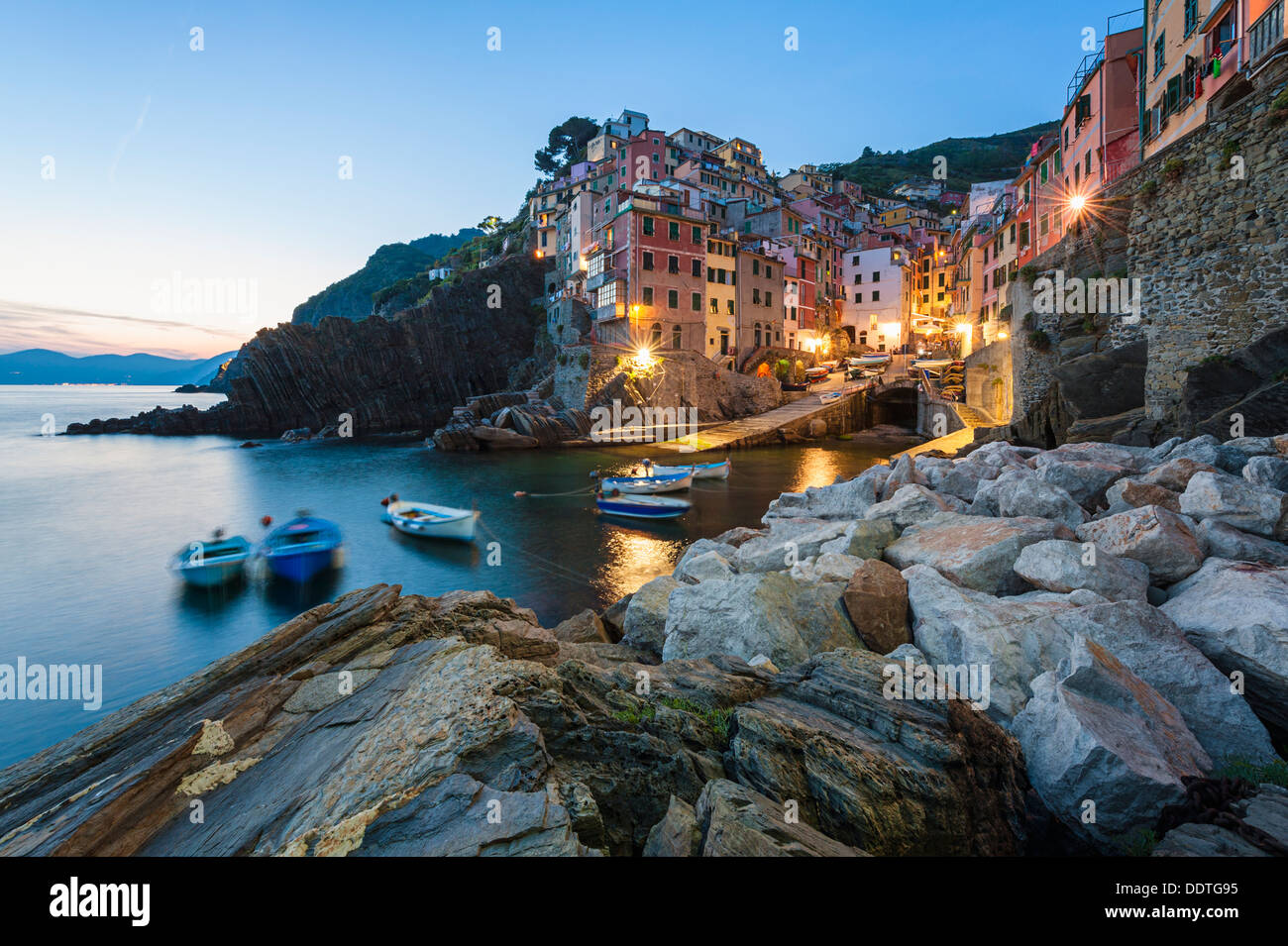 Riomaggiore Italia al crepuscolo Foto Stock