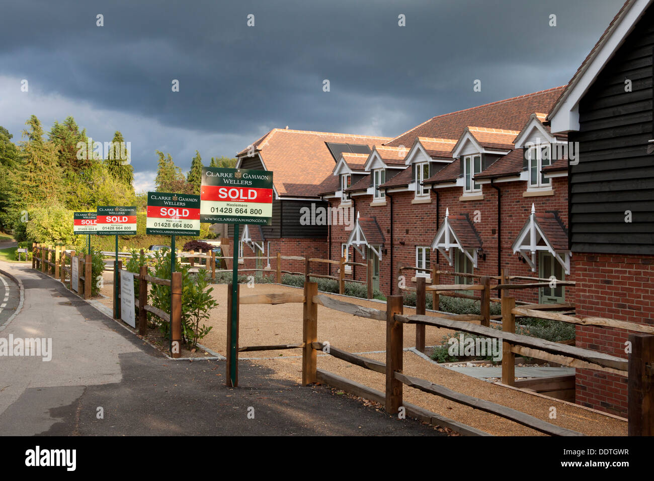 Venduto segni al di fuori di nuova costruzione case a Hindhead Haslemere Surrey Foto Stock