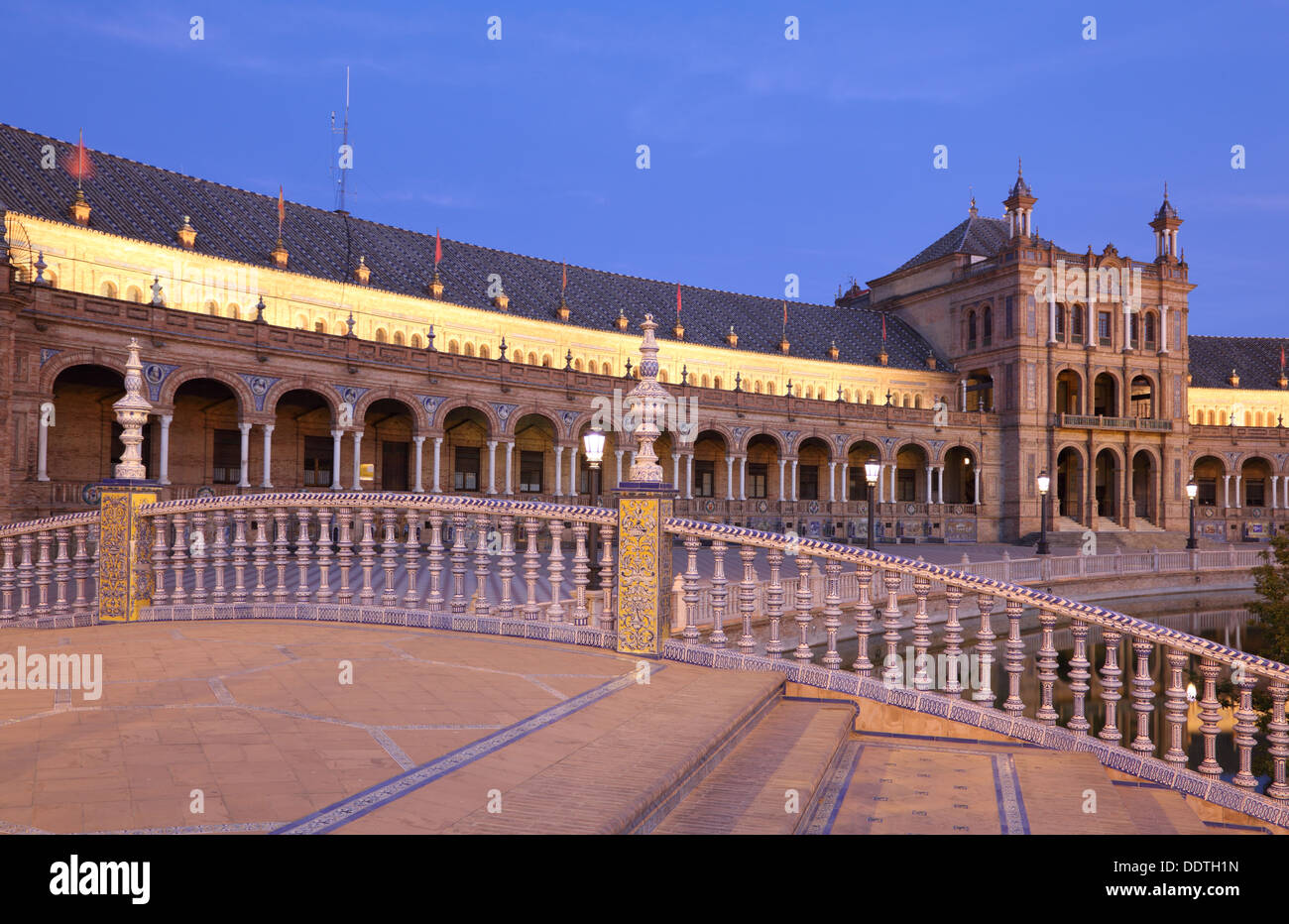 Piazza di Spagna illuminata di notte a Siviglia Andalusia Spagna Foto Stock