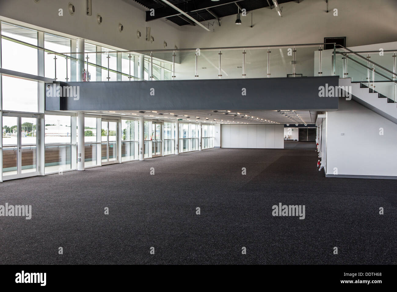 L'interno del parafango box e paddock edificio presso il circuito di Silverstone. La posizione di Bernie Ecclestones F1 Paddock. Foto Stock