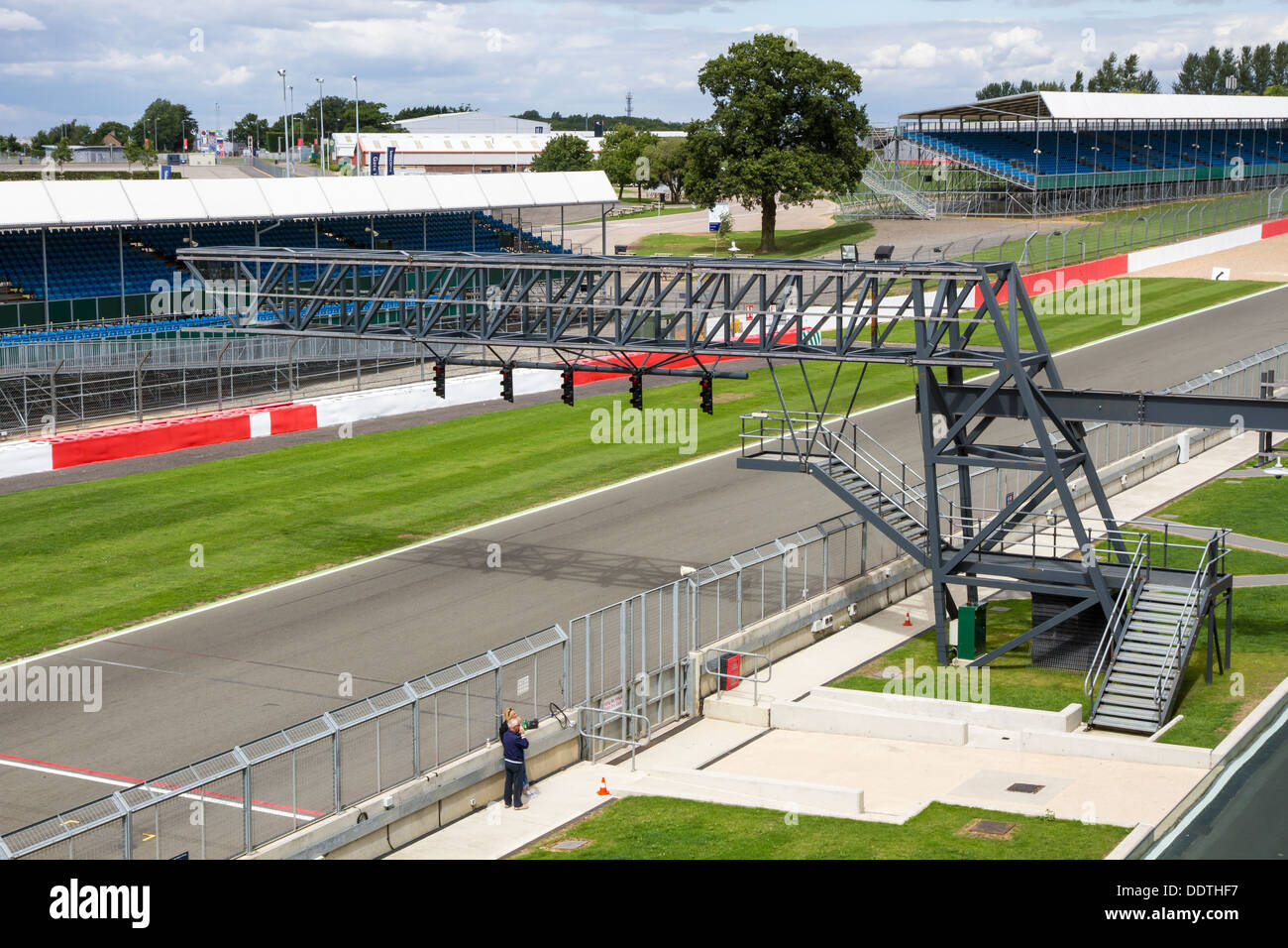 La partenza / arrivo dritto compresi avviamento gantry presso il circuito di Silverstone nel Northamptonshire, Inghilterra. Foto Stock