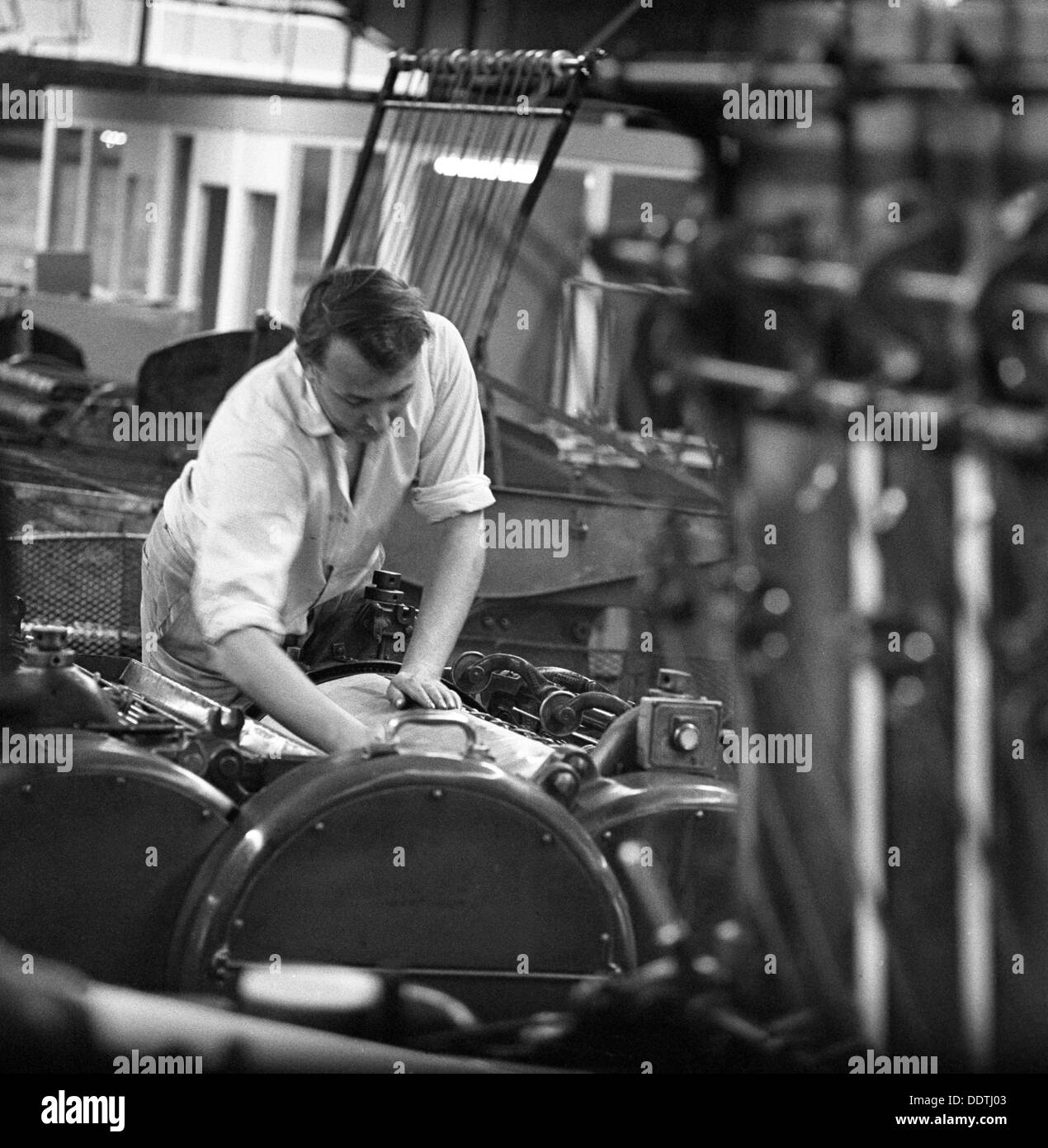 Impostazione di un Meihle due colori stampante flatbed press, Mexborough, South Yorkshire, 1968. Artista: Michael Walters Foto Stock