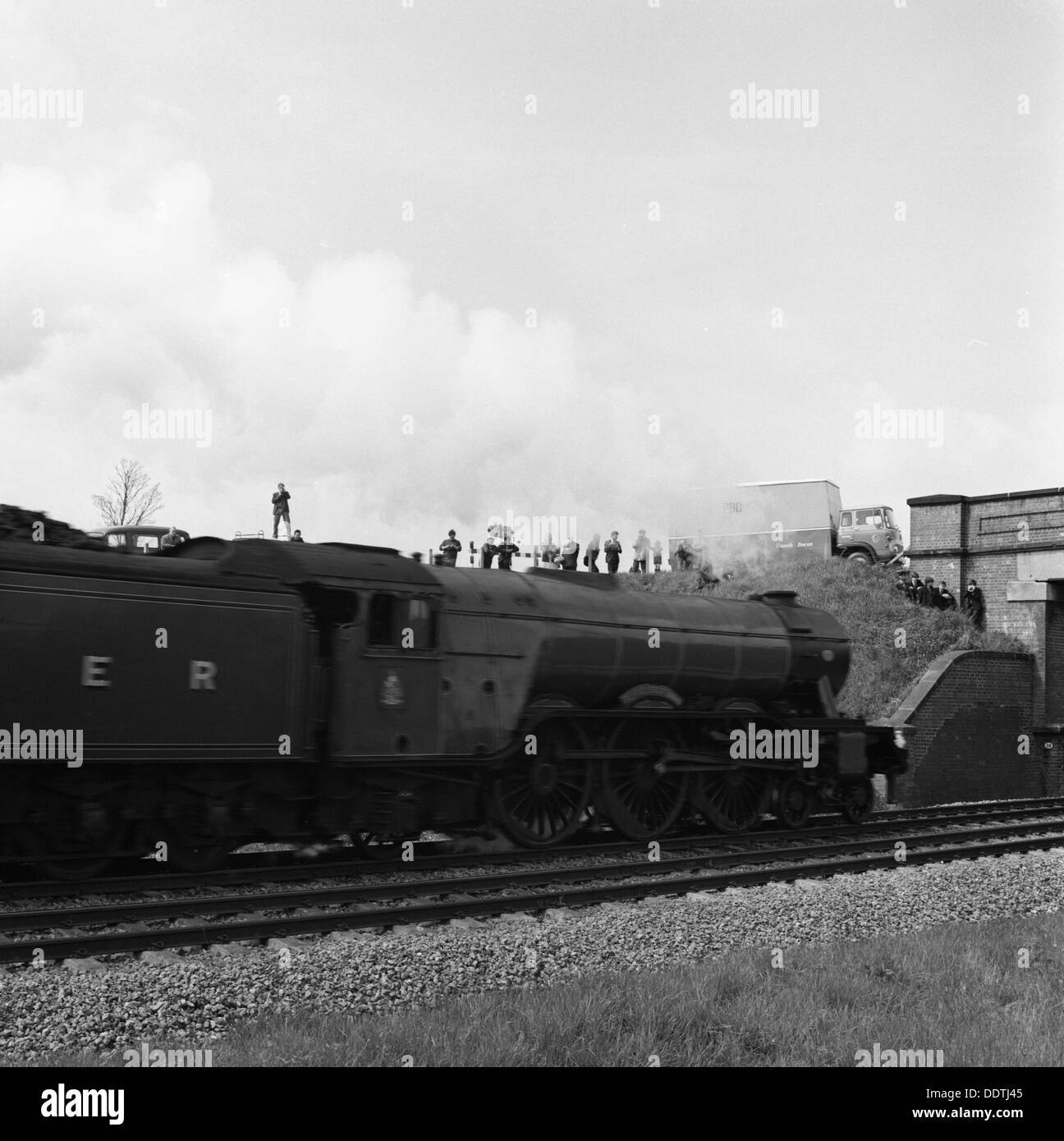 Il 'Flying Scotsman" passando sotto un ponte a velocità, vicino a Selby, North Yorkshire, 1968. Artista: Michael Walters Foto Stock