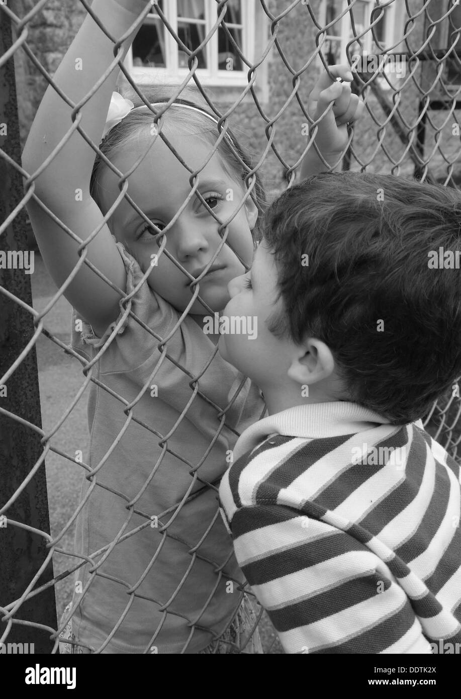 Un bambino di baciare un altro bambino in bianco e nero Foto Stock