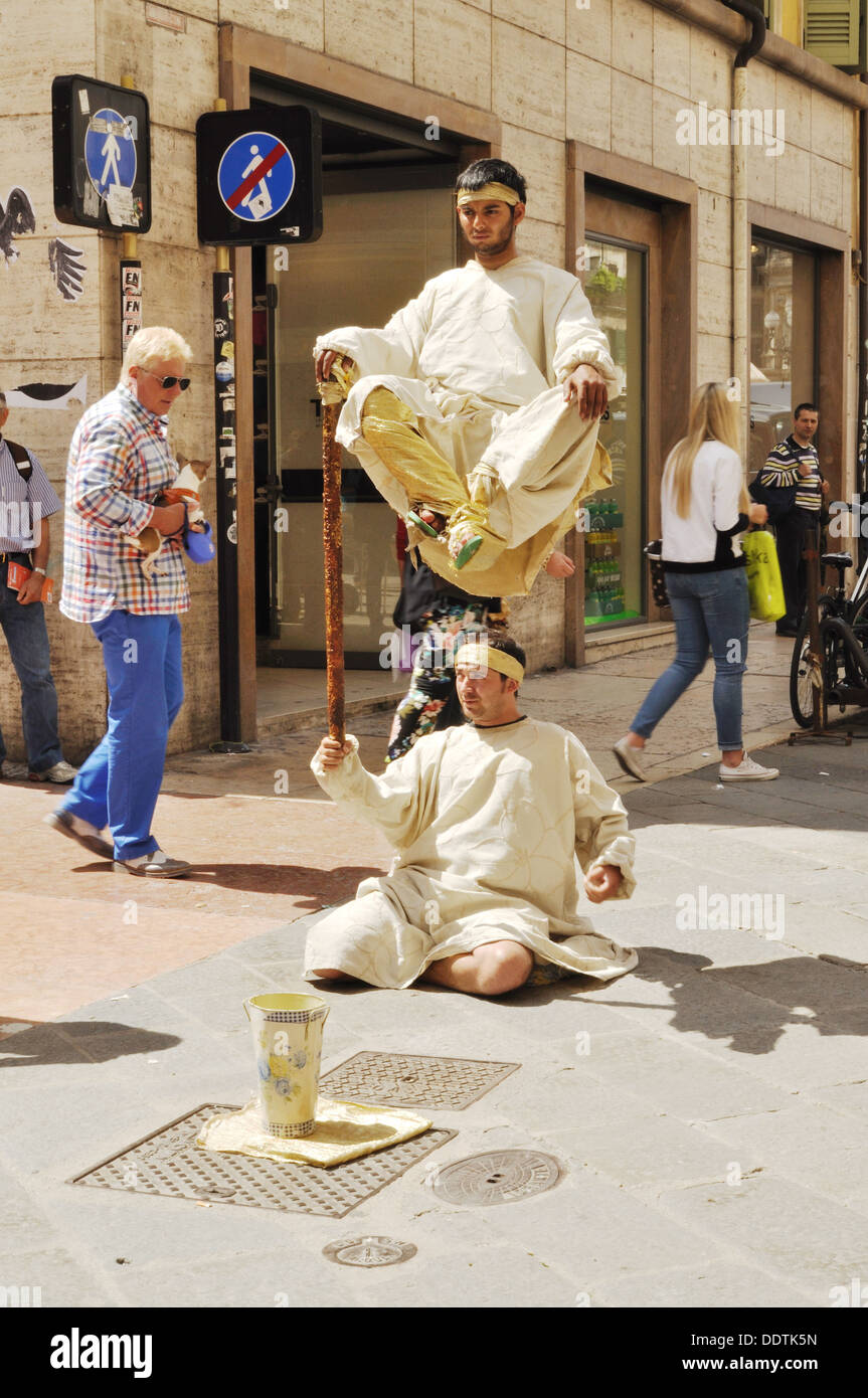 Due gli artisti di strada di eseguire un apparentemente impossibile feat a Verona. Foto Stock