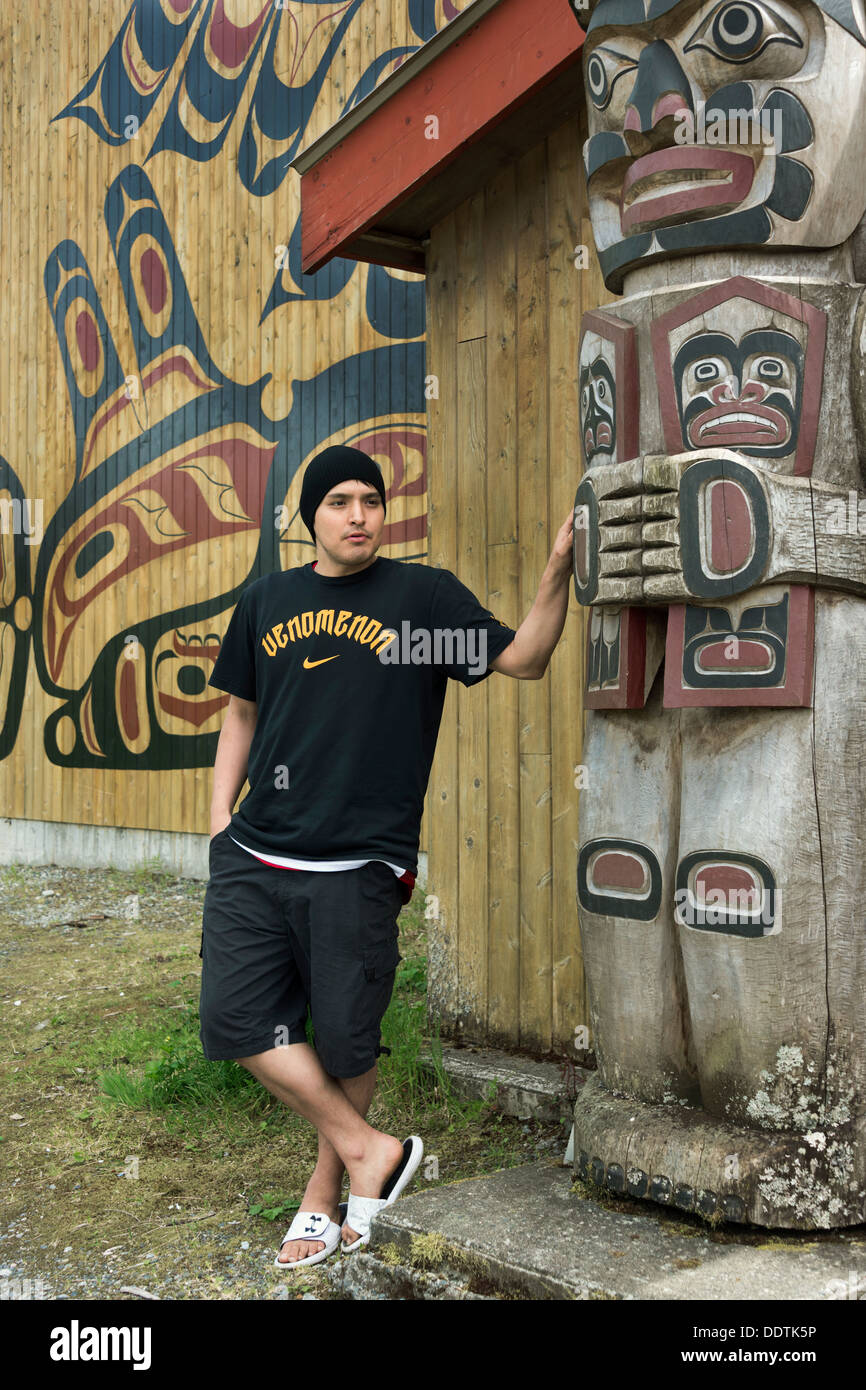 Guida per spiegare il significato dell'accogliente figura nella parte anteriore del Klemtu grande casa, Klemtu, British Columbia Foto Stock