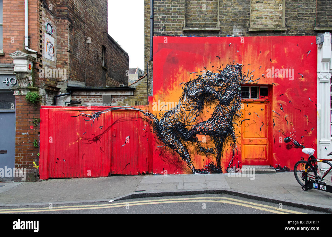 Graffiti da misteriosi cinese-nato Graffiti artist DALeast in Hanbury Street in Brick Lane area di Londra. Foto Stock