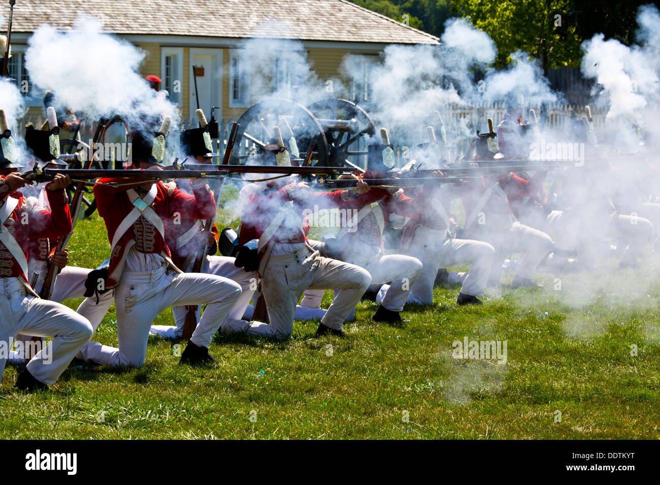 Rievocazione della guerra di 1812 Fort George Niagara sul lago Ontario Canada fanteria simulazione di battaglia e di cottura di moschetti Foto Stock