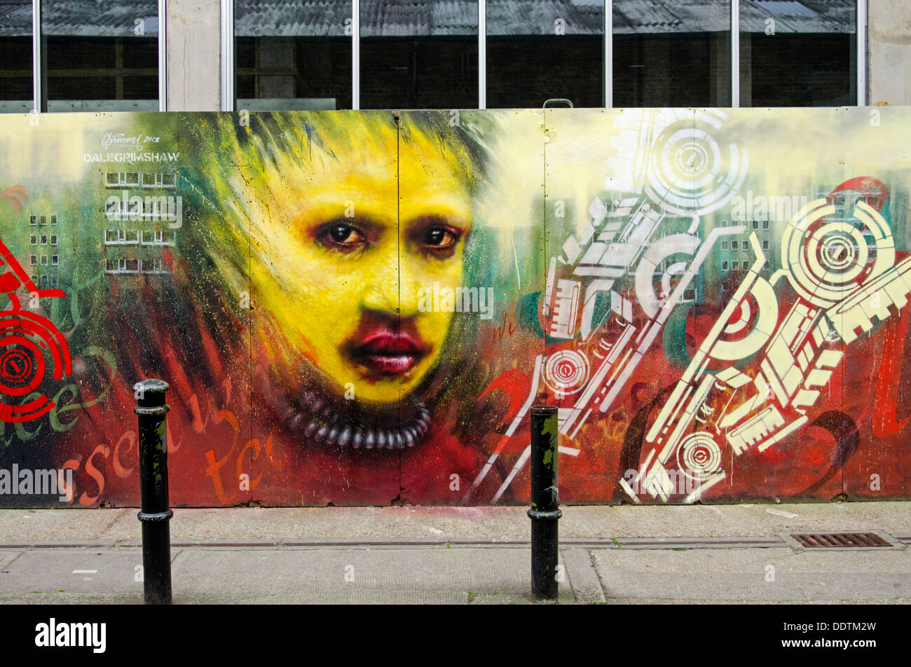 Graffiti da street artista Dale Grimshaw in Hanbury Street in Brick Lane area di Londra. Foto Stock