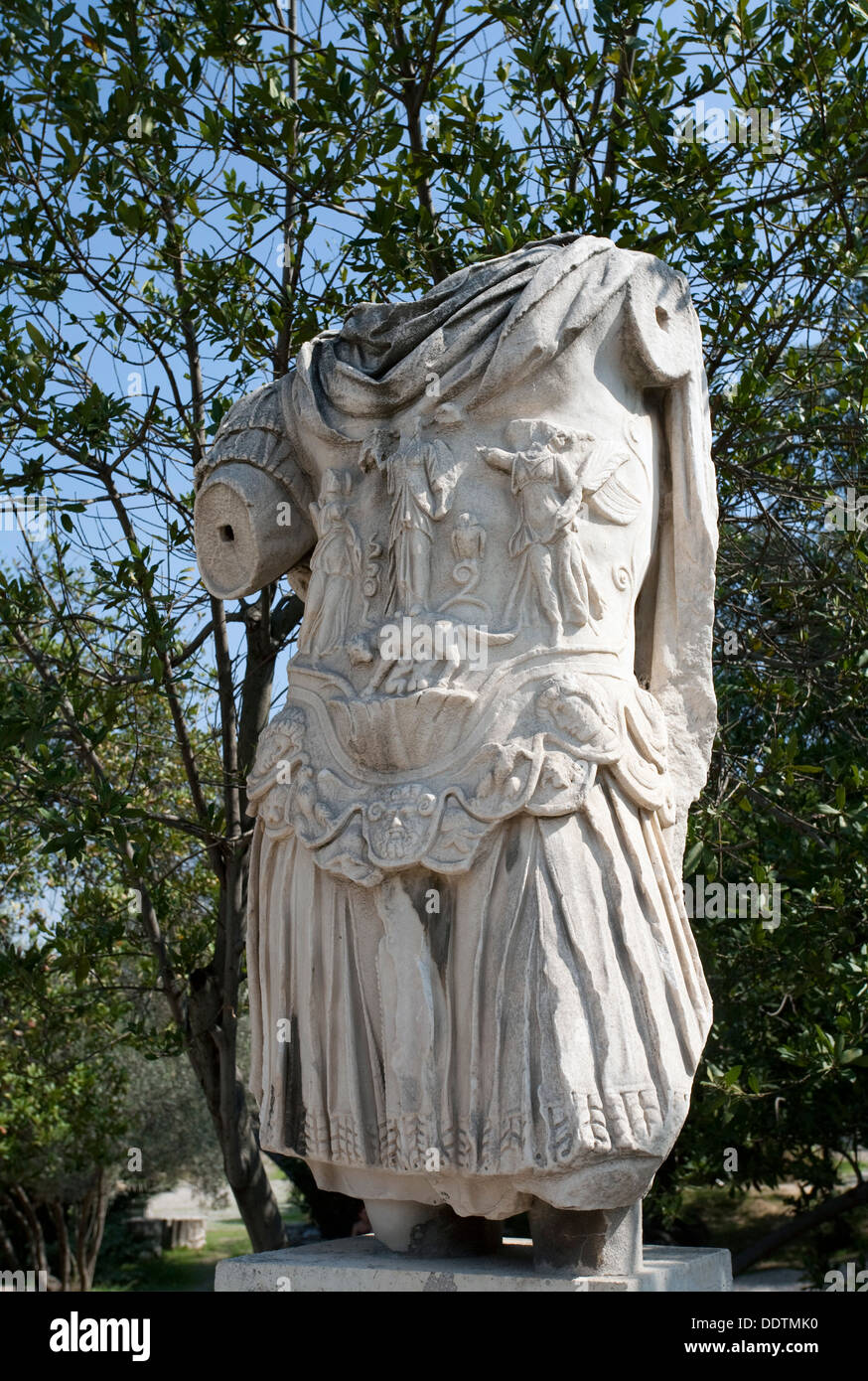 La statua dell'Imperatore Adriano (117-138) al Greek Agorà di Atene, Grecia. Artista: Samuel Magal Foto Stock