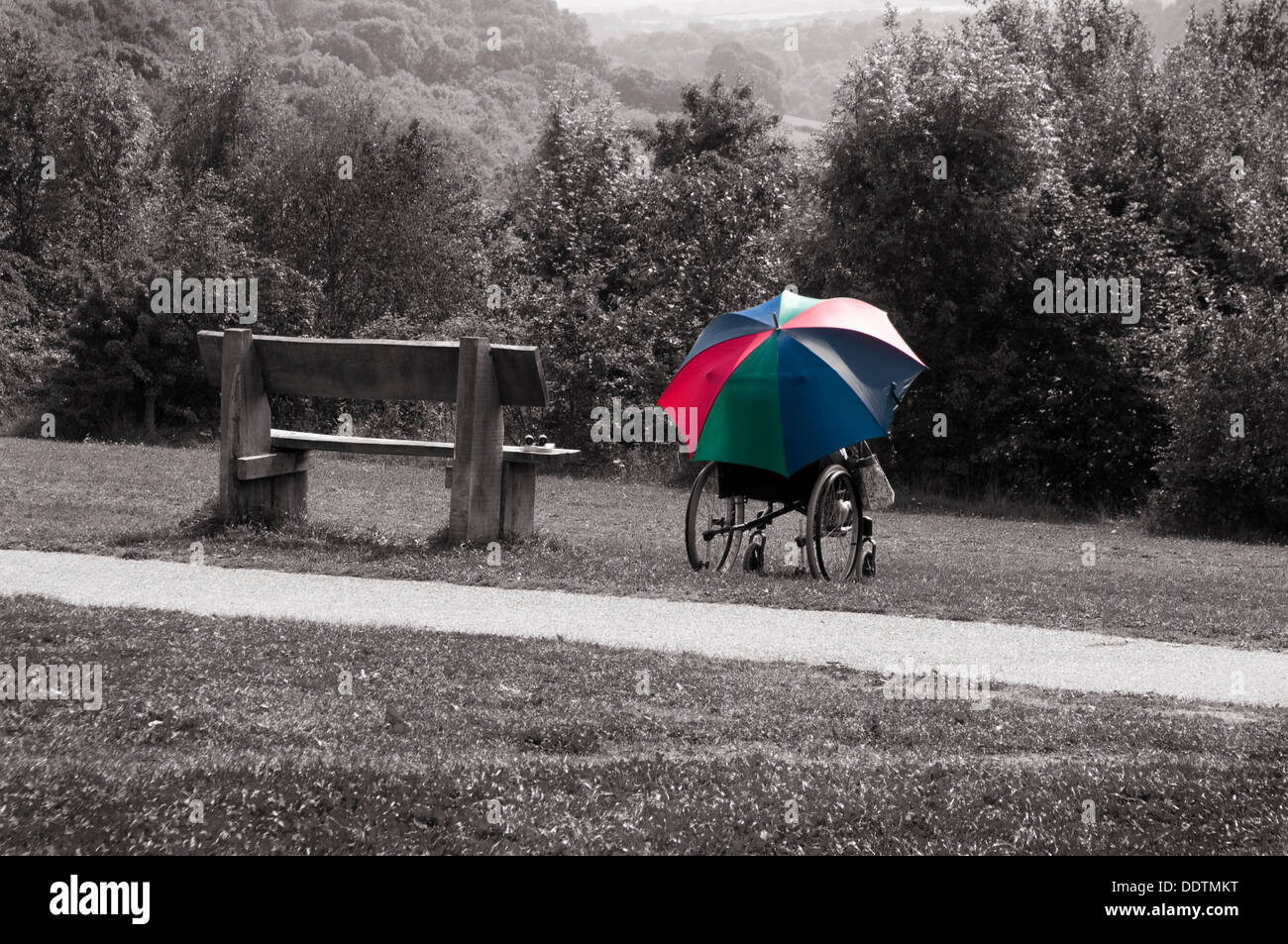 Sedia a rotelle e ombrellone Foto Stock