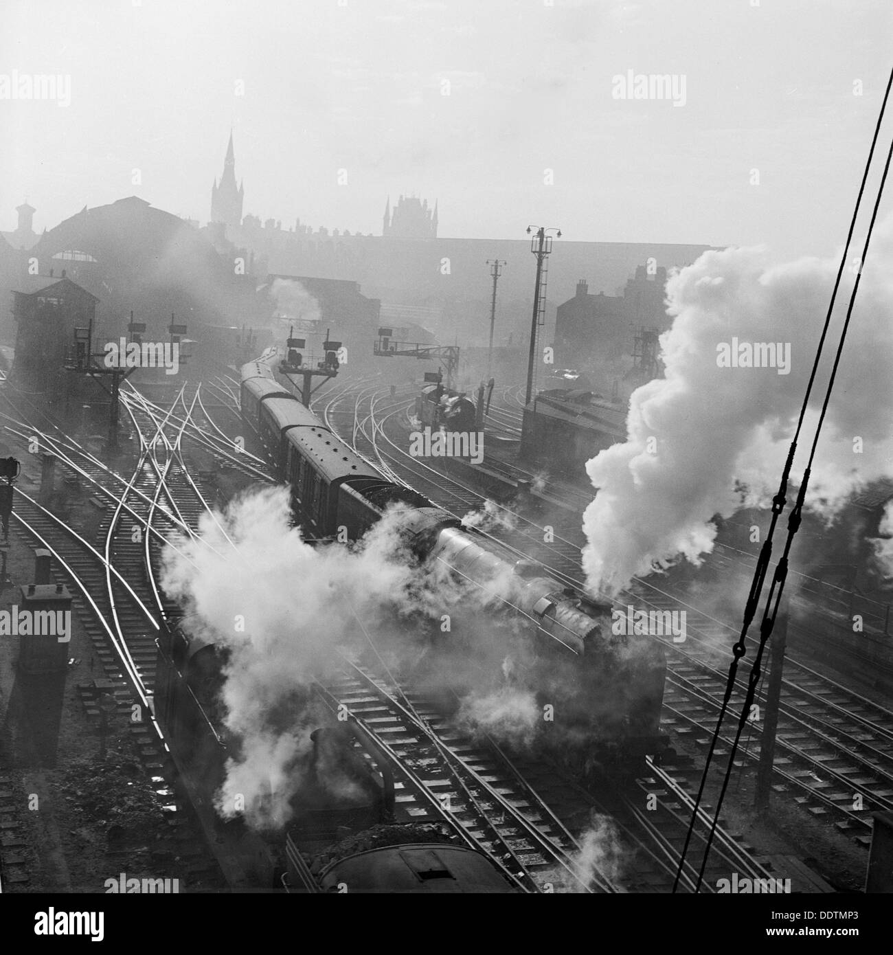 Treni a vapore a Kings Cross, London, 1946-1969. Artista: John Gay Foto Stock