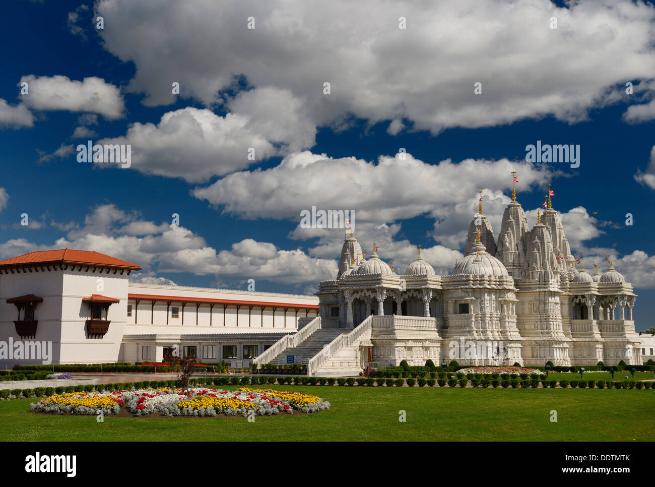 BAPS Shri Swaminarayan Mandir e Haveli Tempio Hindu con letto di fiori in un assolato pomeriggio di Toronto in Canada Foto Stock