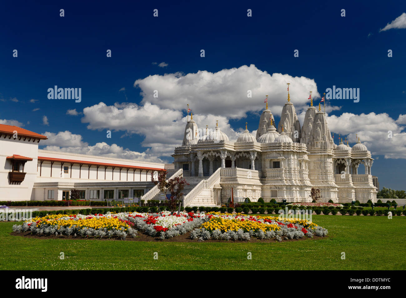 Baps shri swaminarayan Mandir Hindu Temple complesso con fiori da giardino in un assolato pomeriggio di Toronto Foto Stock Baps shri swaminarayan Mandir Hindu Temple complesso con fiori da giardino in un assolato pomeriggio di Toronto Foto Stock
