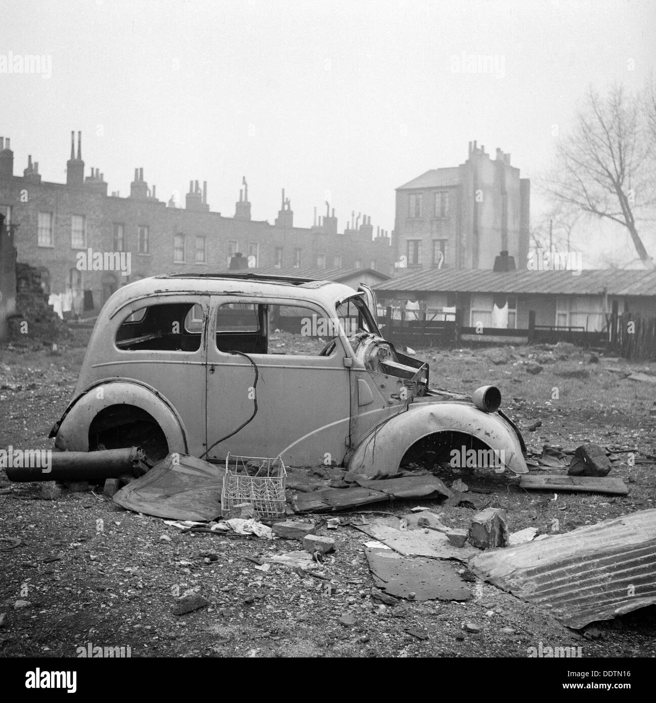Auto abbandonate, Londra, 1960-1965. Artista: John Gay Foto Stock