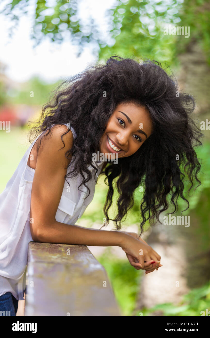 Outdoor ritratto di un adolescente sorridente ragazza nera - popolo africano Foto Stock