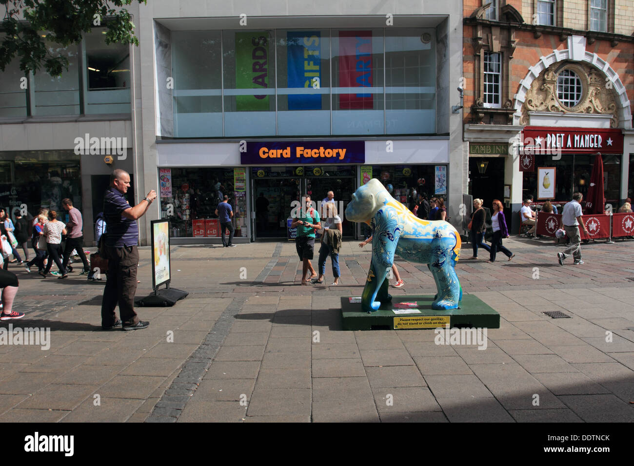Il GoGoGorillas outdoor art trail, la vita 54 dimensioni e 67 baby gorilla sono in mostra in diverse posizioni attorno a Norwich Foto Stock