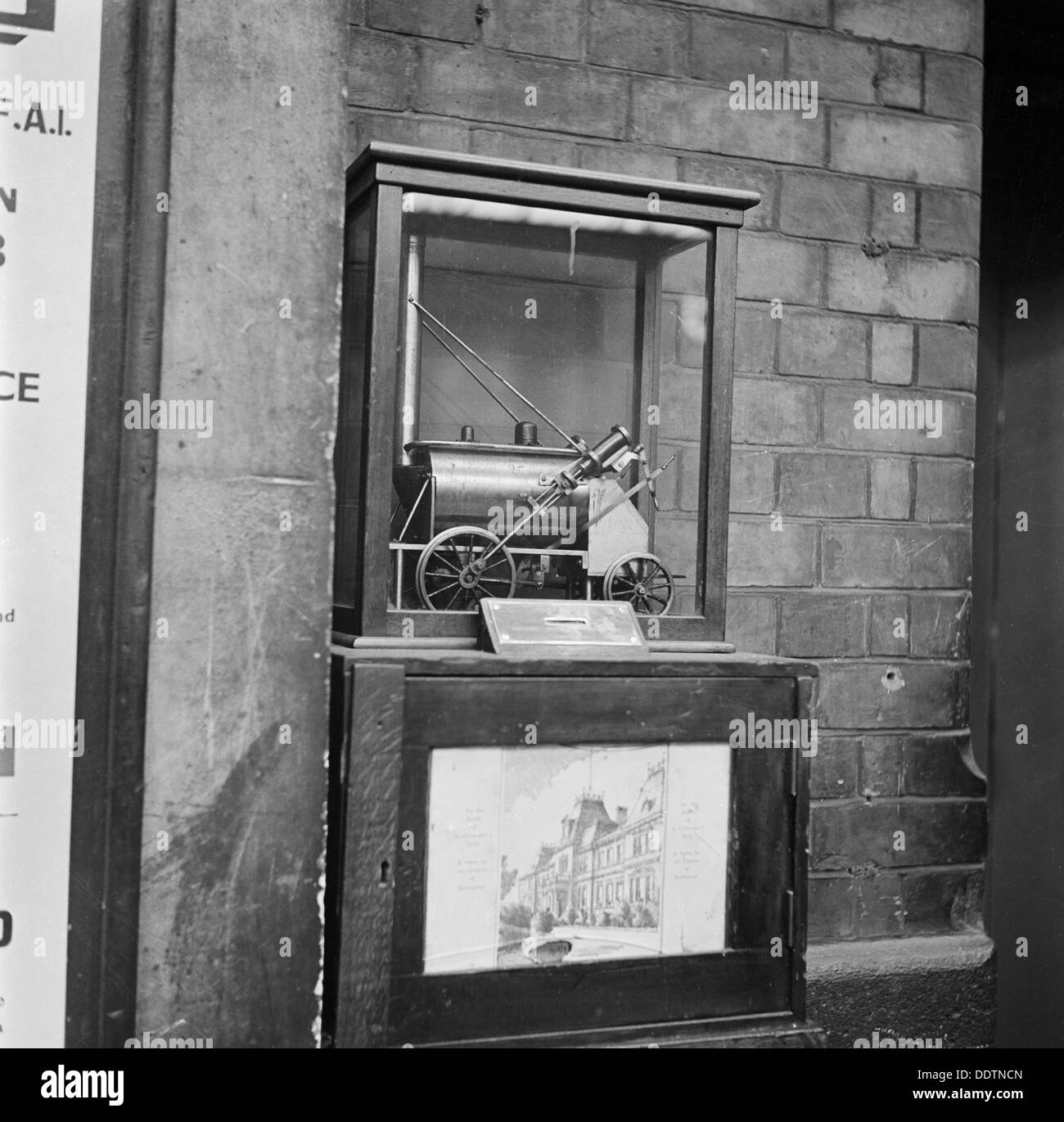 Cassetta di raccolta con il modello di locomotiva a vapore, la stazione Victoria di Londra, 1960-1972. Artista: John Gay Foto Stock