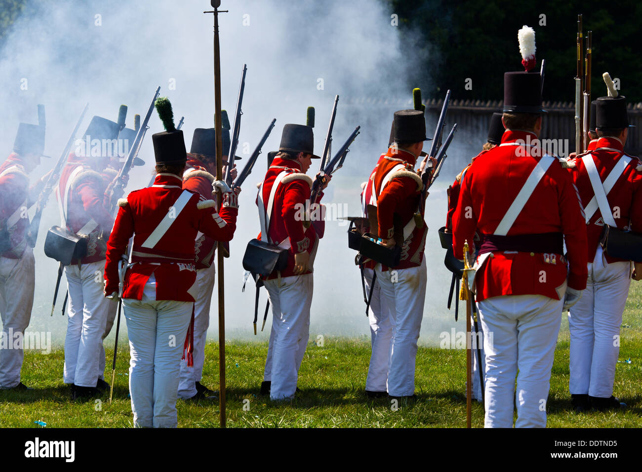 Rievocazione della guerra di 1812 Fort George Niagara sul lago Ontario Canada fanteria simulazione di battaglia e di cottura di moschetti Foto Stock