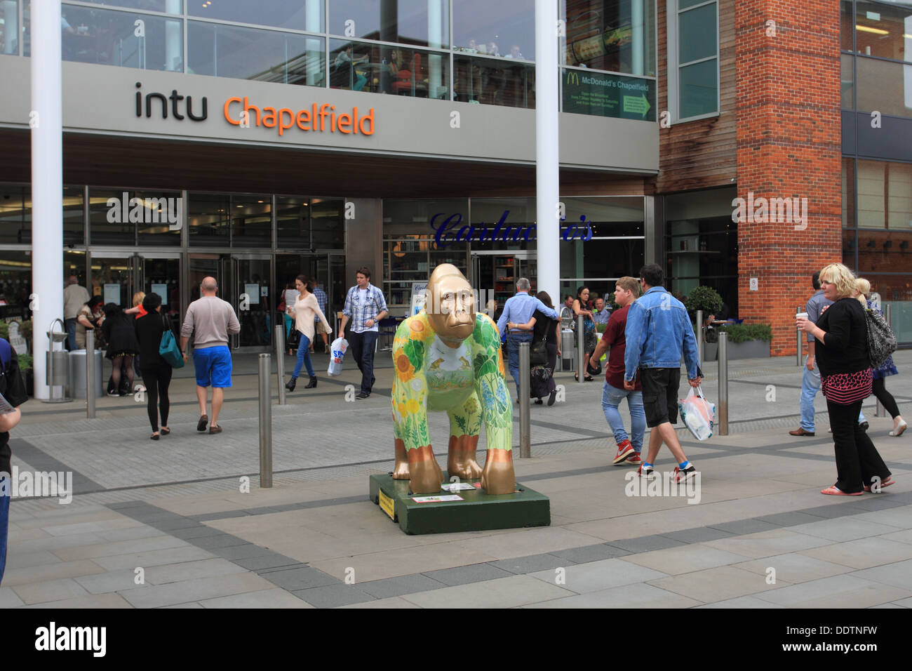 Il GoGoGorillas outdoor art trail, la vita 54 dimensioni e 67 baby gorilla sono in mostra in diverse posizioni attorno a Norwich Foto Stock