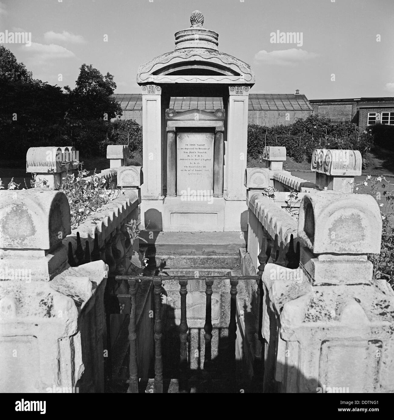 Sir John Soane monumento, St Pancras Gardens, Londra, 1960-1972. Artista: John Gay Foto Stock