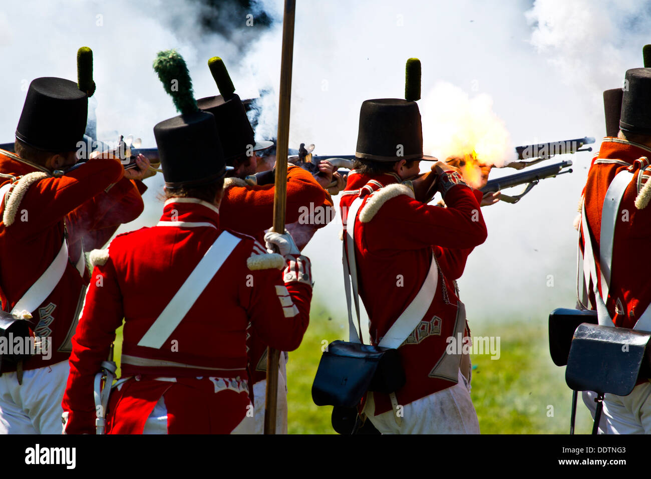 Rievocazione della guerra di 1812 Fort George Niagara sul lago Ontario Canada fanteria simulazione di battaglia e di cottura di moschetti Foto Stock