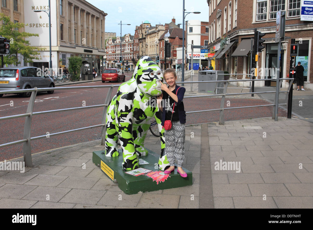 Il GoGoGorillas outdoor art trail, la vita 54 dimensioni e 67 baby gorilla sono in mostra in diverse posizioni attorno a Norwich Foto Stock