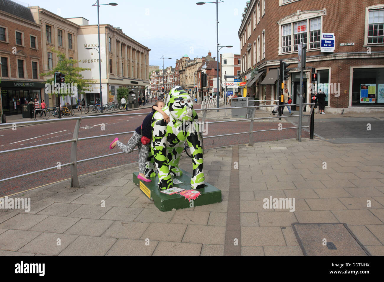 Il GoGoGorillas outdoor art trail, la vita 54 dimensioni e 67 baby gorilla sono in mostra in diverse posizioni attorno a Norwich Foto Stock