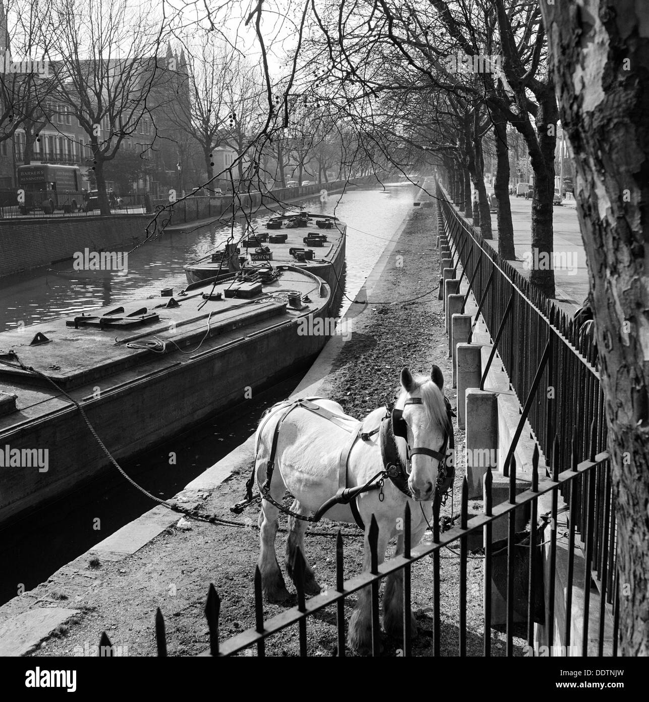 Chiatte sul Grand Union Canal, Londra, 1962-1964. Artista: John Gay Foto Stock