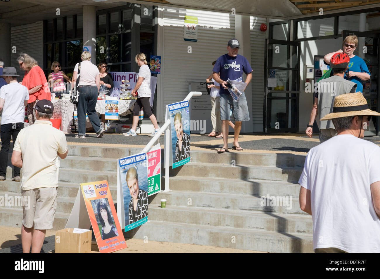 Nuovo Galles del Sud, Australia. 7 settembre 2013. I seggi elettorali si aprono e le votazioni iniziano in tutto il paese alle elezioni federali australiane di sabato 7 settembre 2013. Stazione elettorale del centro ricreativo di Avalon sulle spiagge settentrionali di Sydney, nuovo Galles del Sud, australia credito: martin berry/Alamy Live News Foto Stock