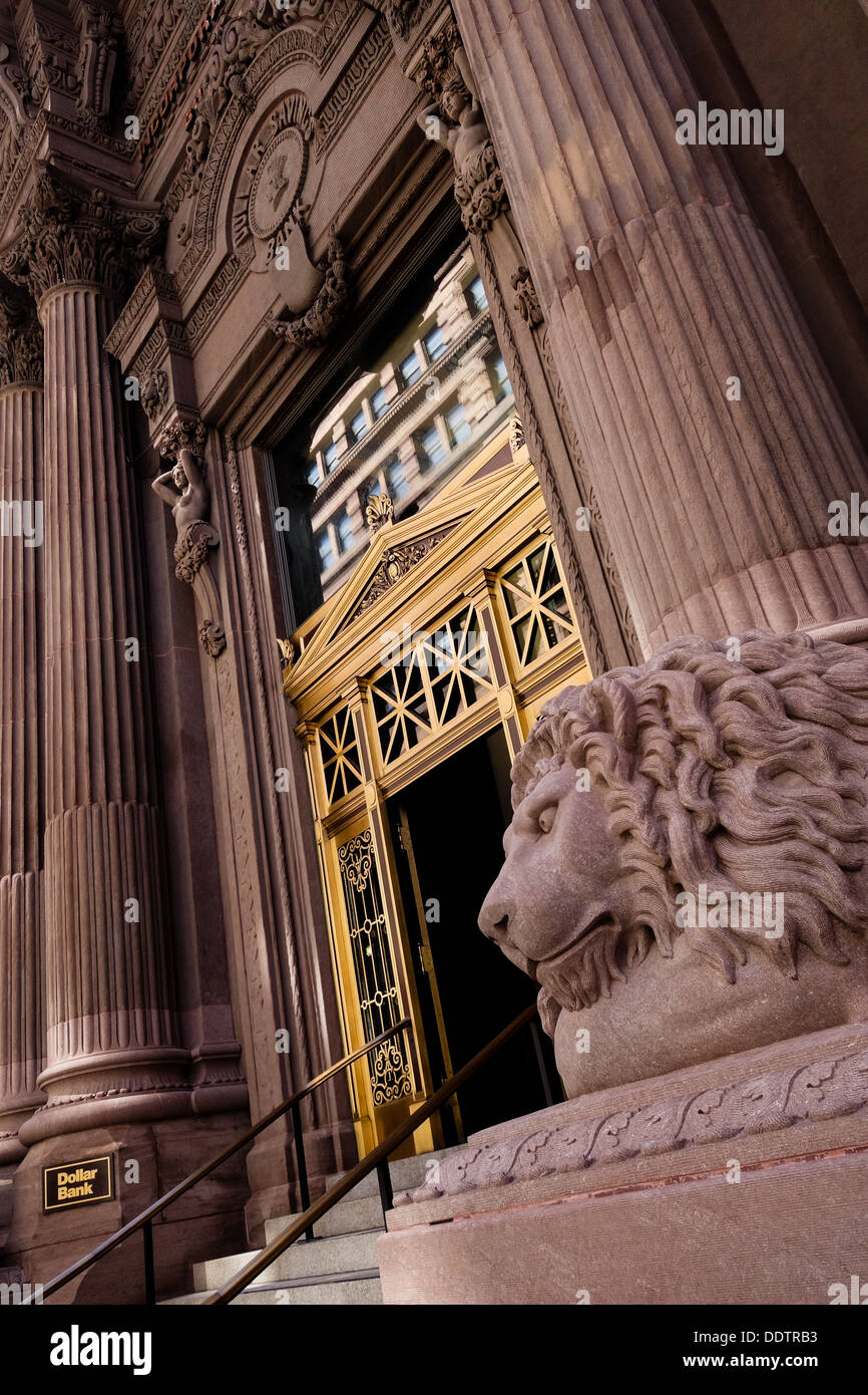 Il Lion statue al di fuori del dollaro storico edificio bancario rappresentano le mani di denaro, centro di Pittsburgh, in Pennsylvania. Foto Stock