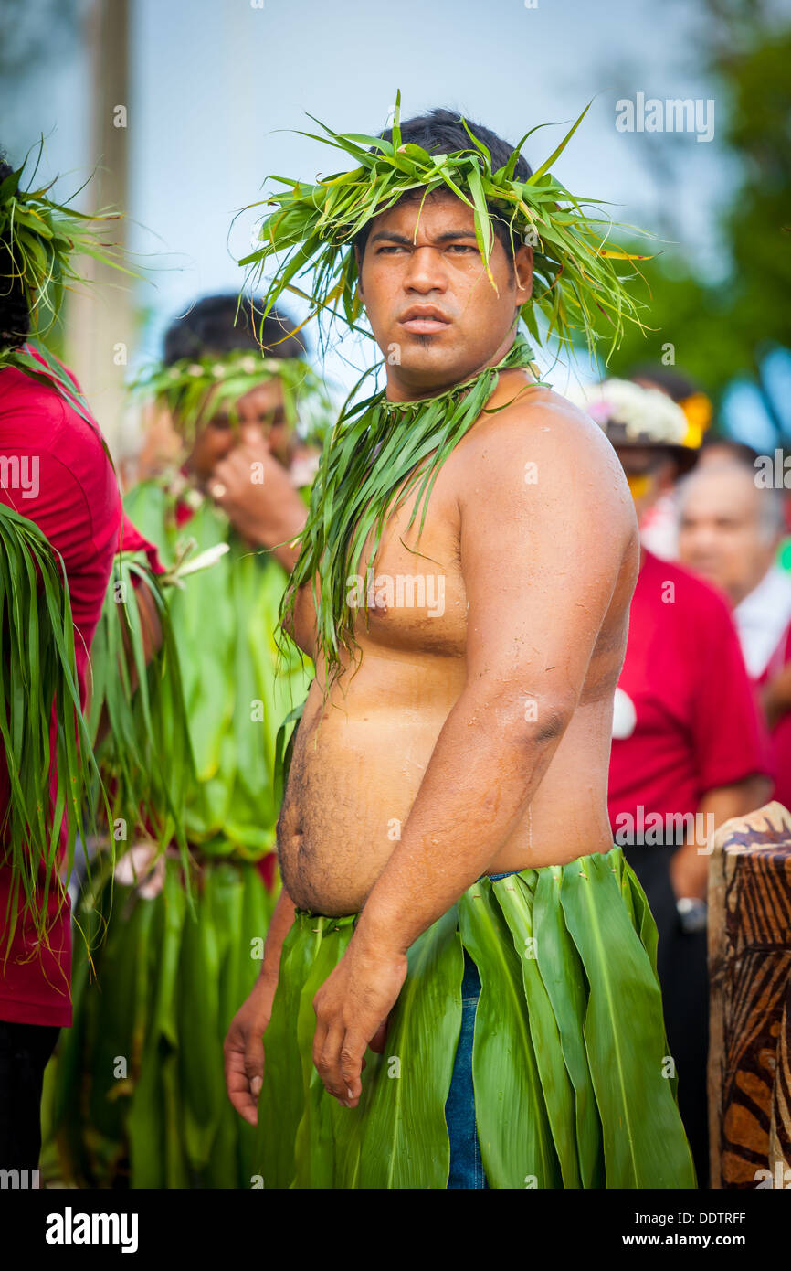 AITUTAKI - tradizionale costume polinesiano durante la parata di investitura di Makirau Haurua in Isole Cook Foto Stock