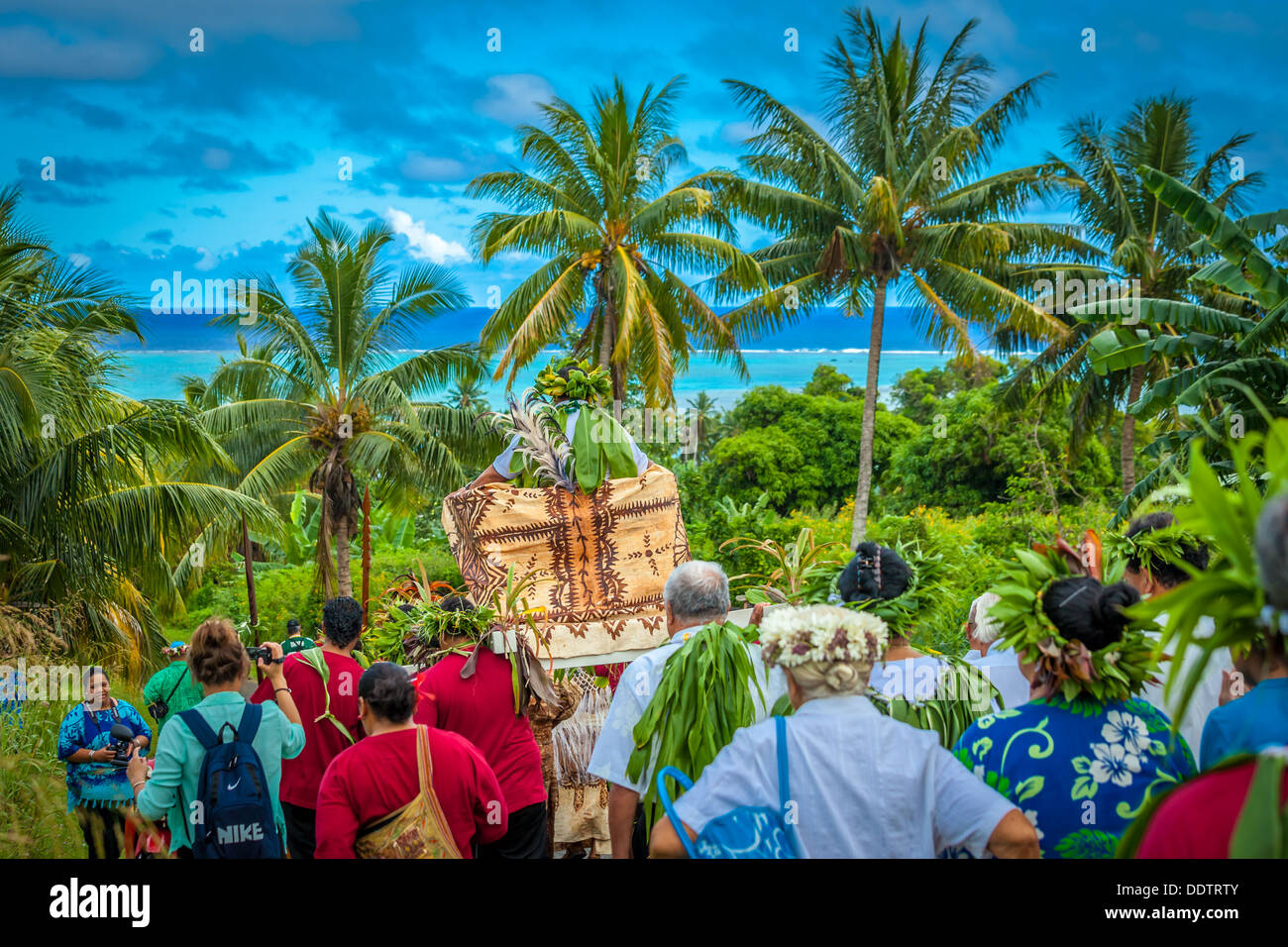 Isole di Cook - Makirau Haurua in costume tradizionale essendo portato sul trono durante l investitura - Aitutaki, Sud Pacifico Foto Stock