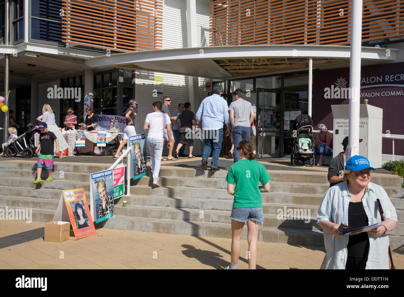 Nuovo Galles del Sud, Australia. Il 7 settembre 2013. Cabine di polling e aperta la votazione inizia intorno al paese in australiano di elezione federale di sabato 7 settembre 2013. Avalon Recreation Centre stazione di polling su Sydney's spiagge settentrionali, Nuovo Galles del Sud, Australia Credit: martin berry/Alamy Live News Foto Stock