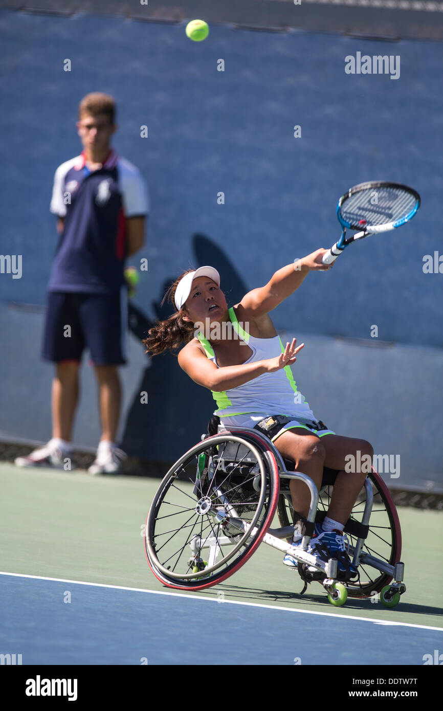 Yui Kamiji (JPN) concorrenti in carrozzella Singolare femminile - semifinali al 2013 US Open Tennis Championships. Foto Stock