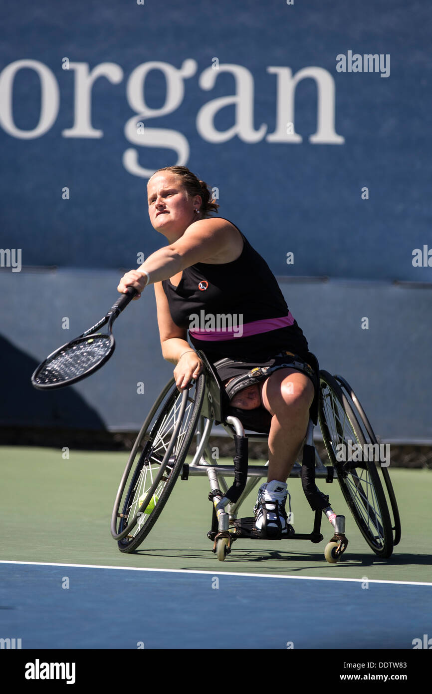 Aniek Van Koot (NED) concorrenti in carrozzella Singolare femminile - semifinali al 2013 US Open Tennis Championships. Foto Stock