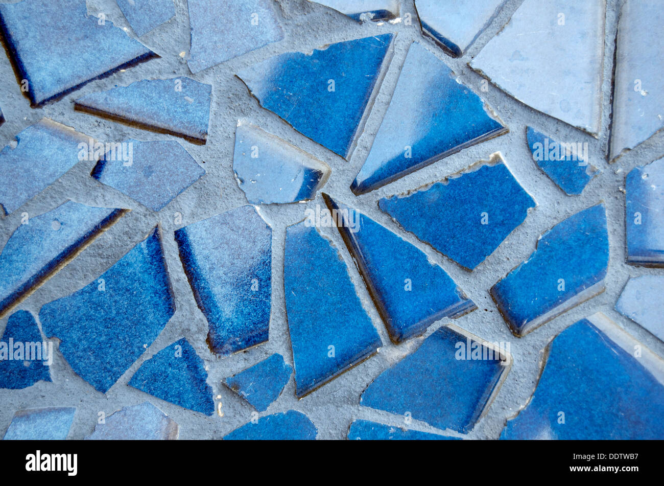 Blue piastrella rotta in cemento. Foto Stock