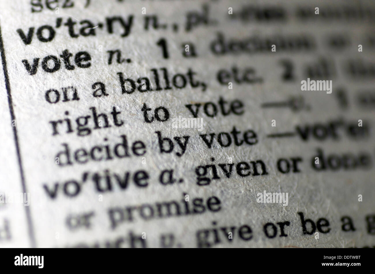La parola "voto" come si vede nel dizionario in bianco e nero. Foto Stock