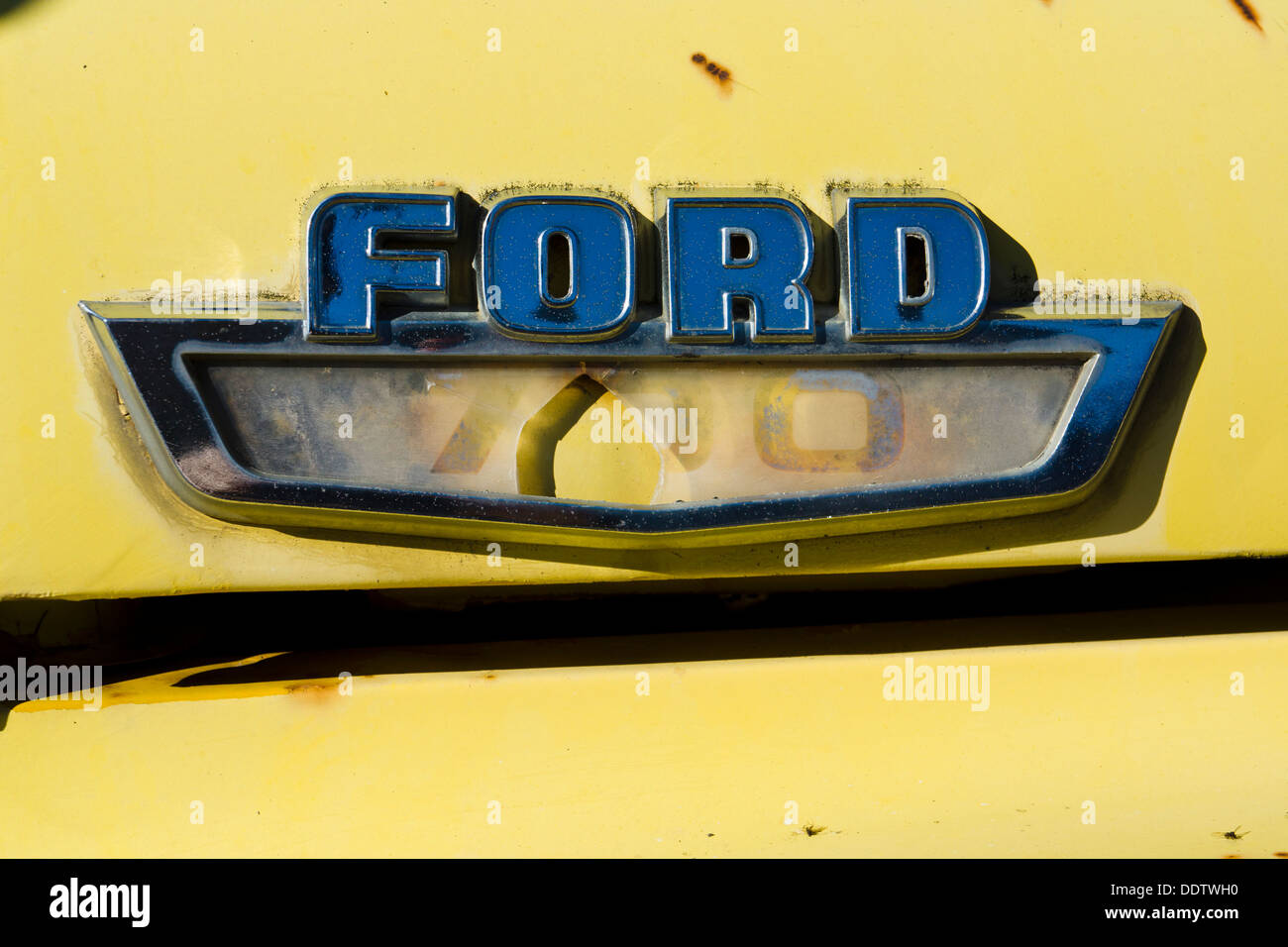 Ford emblema sui pensionati Ford 700 autocisterna. Foto Stock
