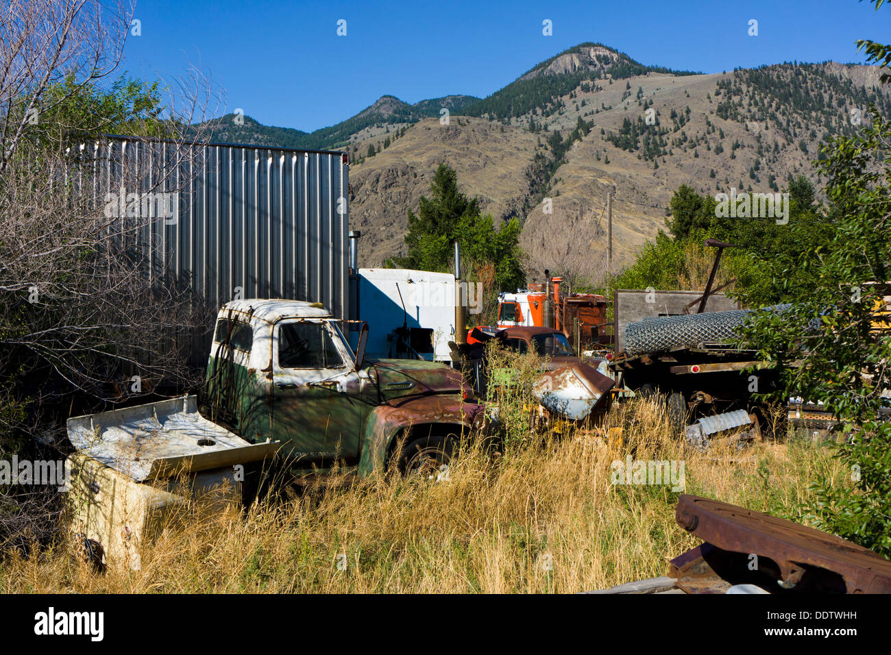 Vecchia auto e camion relitti arrugginimento lontano. Keremeos, British Columbia, Canada. Foto Stock