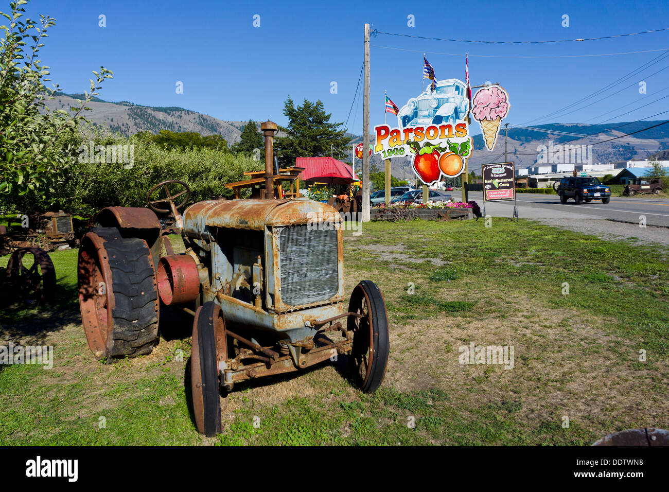 Classic McCormick-Deering trattore agricolo Parsons frutta stand. Keremeos, regione Okanagan-Similkameen, British Columbia, Canada. Foto Stock