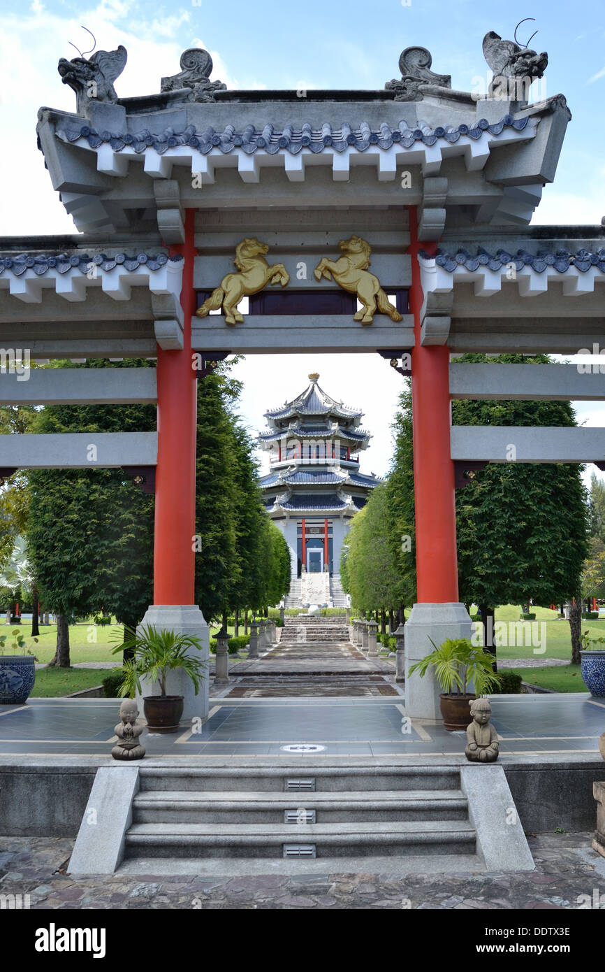 Ingresso ad arco a tre regni del Parco a Tema di pagode cinesi e giardini Pattaya Foto Stock